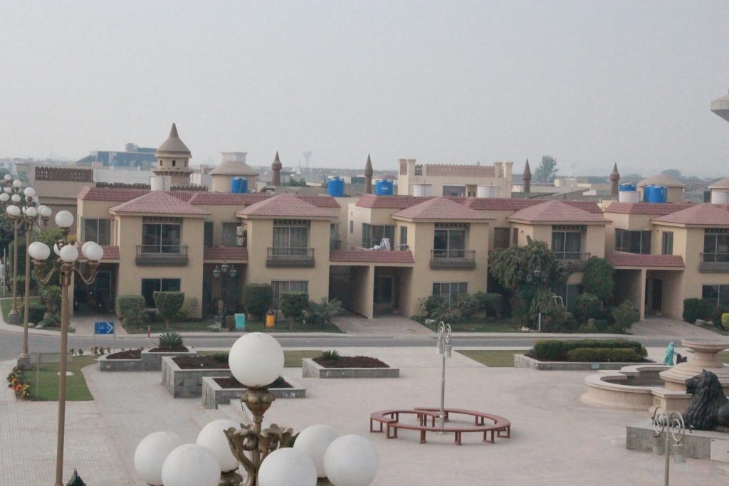 Safari Luxurious Villas In Bahria